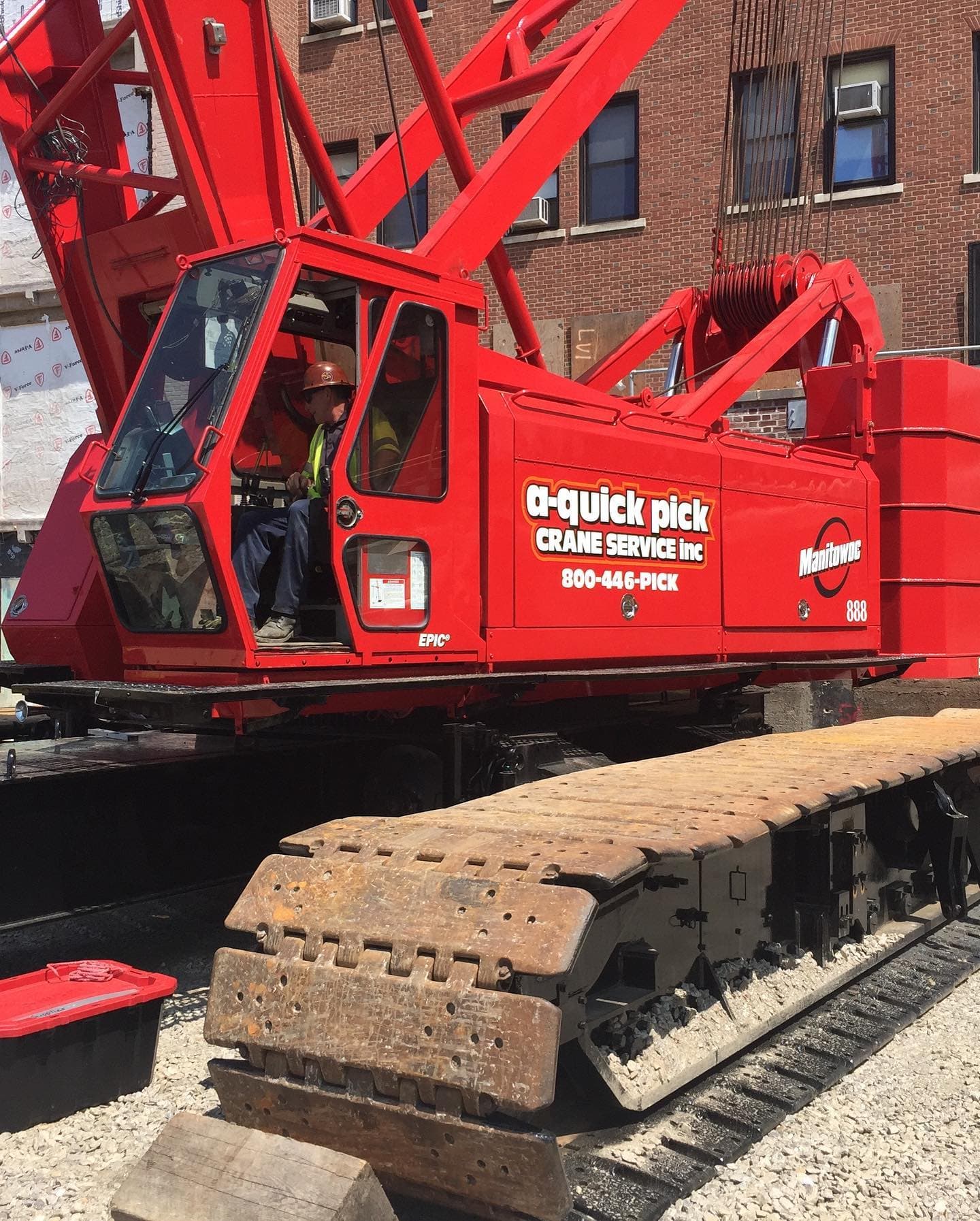 Quick Pick rigging crew lifting heavy equipment