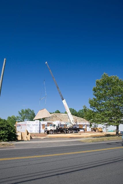 Setting 80′ Trusses in Berlin, CT with 33 Ton Crane